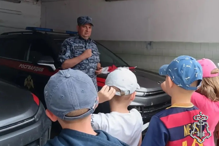 В Санкт-Петербурге и Ленинградской области  сотрудники Росгвардии провели уроки мужества для воспитанников летних лагерей 