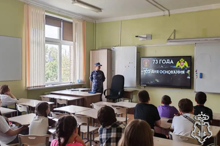 В Санкт-Петербурге и Ленинградской области  сотрудники Росгвардии провели уроки мужества для воспитанников летних лагерей 