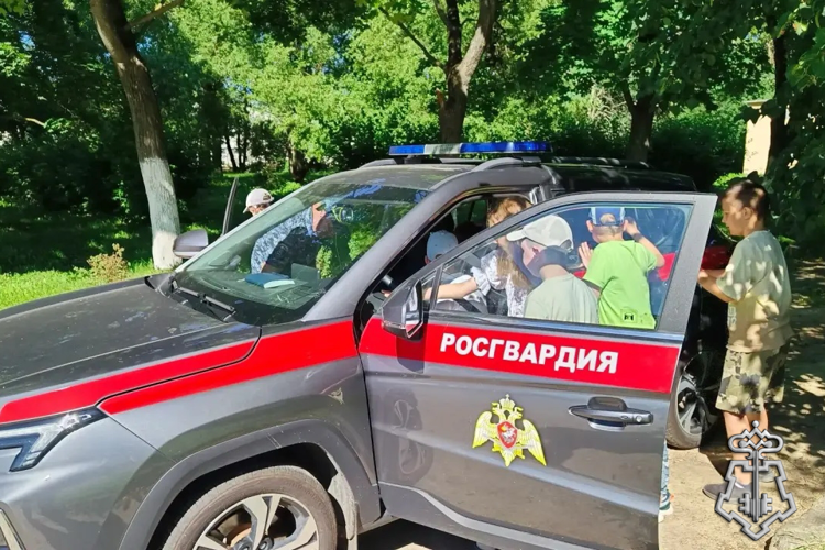 В Петербурге сотрудники Росгвардии провели встречу с воспитанниками лагеря «Подсолнух» 