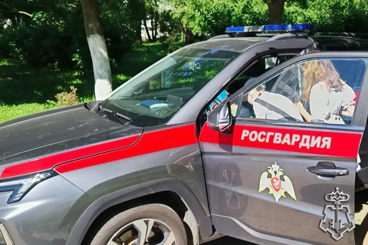 В Петербурге сотрудники Росгвардии провели встречу с воспитанниками лагеря «Подсолнух» 
