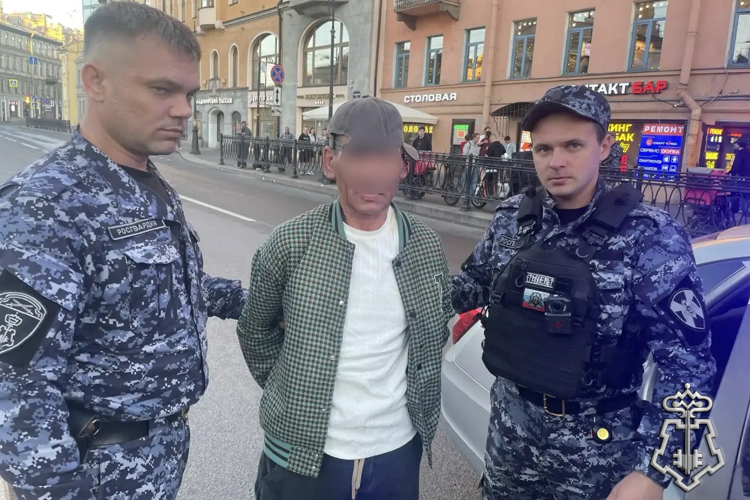 Петербургские росгвардейцы задержали мужчину, ограбившего прохожего