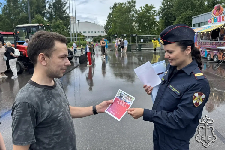 В Петербурге представители Росгвардии приняли участие в Большом семейном фестивале