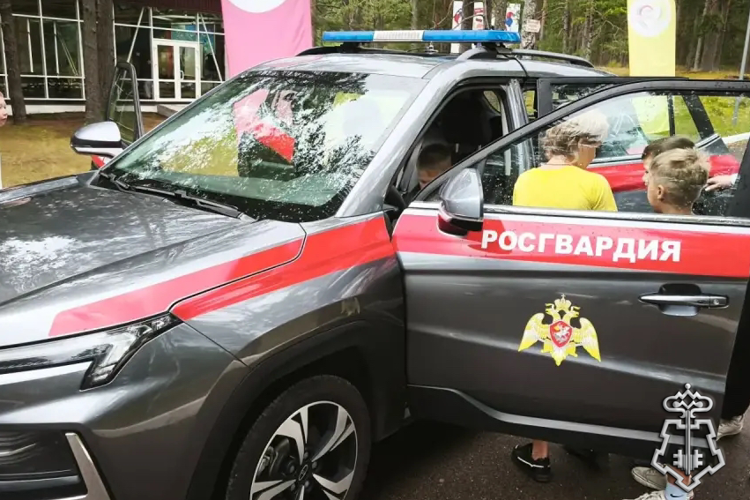 В Санкт-Петербурге и Ленинградской области сотрудники Росгвардии провели уроки безопасности для детей