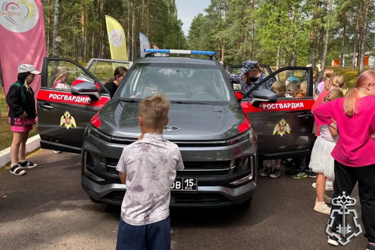 В Санкт-Петербурге и Ленинградской области сотрудники Росгвардии провели уроки безопасности для детей