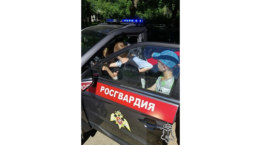 В Петербурге сотрудники Росгвардии провели встречу с воспитанниками лагеря «Подсолнух»