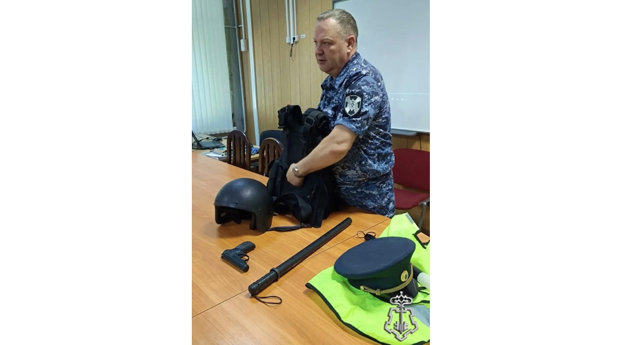 В Петербурге сотрудники Росгвардии провели встречу с воспитанниками лагеря «Подсолнух» 