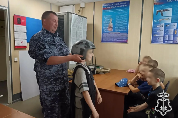 В Санкт-Петербурге и Ленинградской области  сотрудники Росгвардии провели уроки мужества для воспитанников летних лагерей 