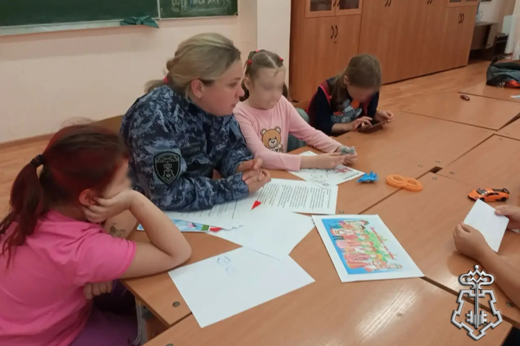 В Санкт-Петербурге и Ленинградской области сотрудники Росгвардии провели уроки безопасности для детей