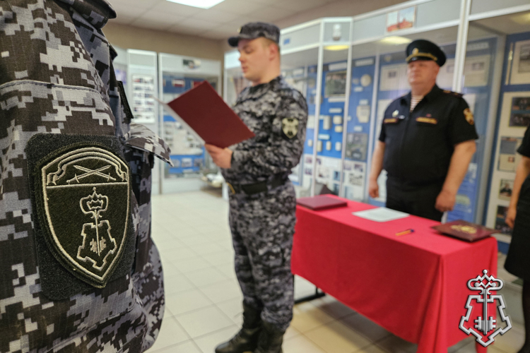 В год 10-летия образования Росгвардии и 215-летия войск правопорядка петербургские росгвардейцы приняли присягу на верность Родине
