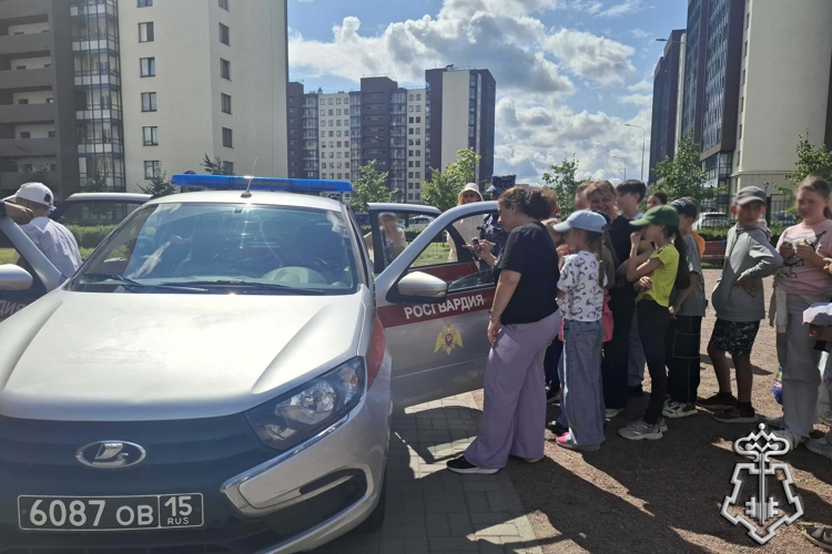 Сотрудники Росгвардии провели уроки безопасности для воспитанников детских учреждений