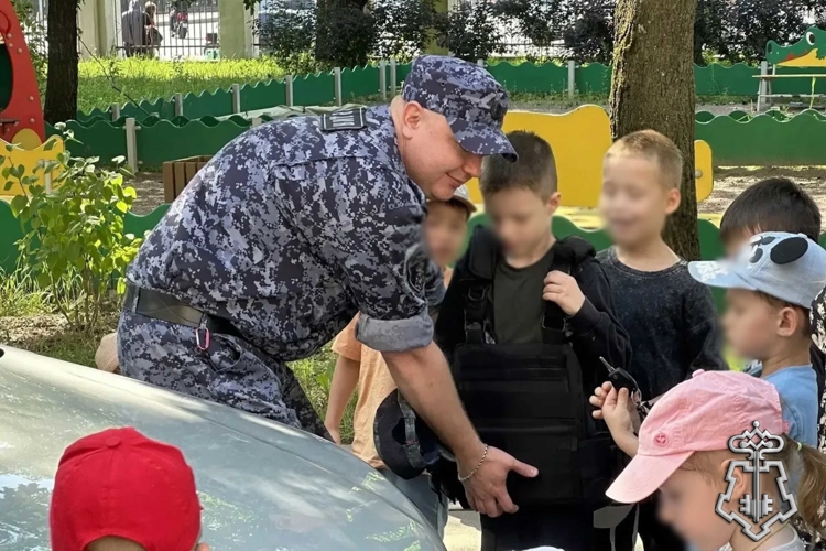 Сотрудники Росгвардии провели уроки безопасности для воспитанников детских учреждений