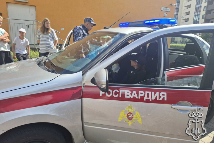 Сотрудники Росгвардии провели уроки безопасности для воспитанников детских учреждений