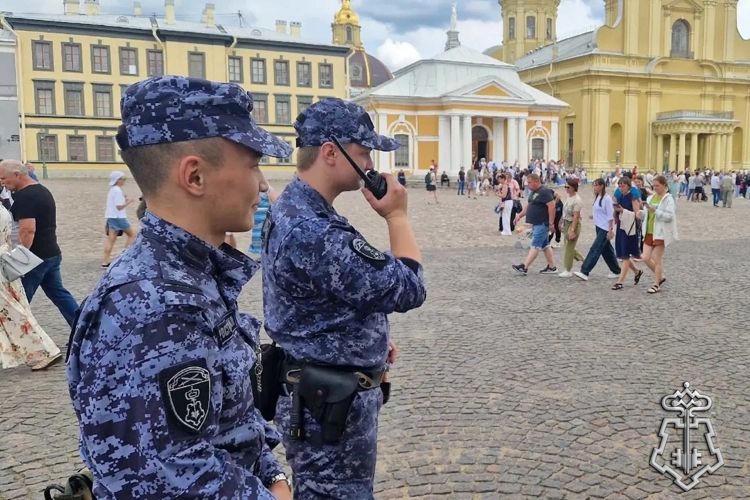   Росгвардейцы обеспечили безопасность на праздничных мероприятиях в честь Дня ВМФ в Санкт-Петербурге и Ленинградской области