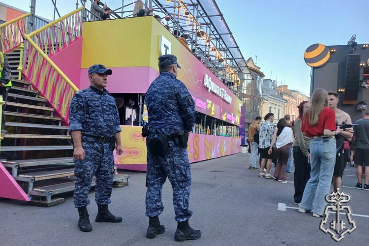   Росгвардейцы обеспечили безопасность на праздничных мероприятиях в честь Дня ВМФ в Санкт-Петербурге и Ленинградской области