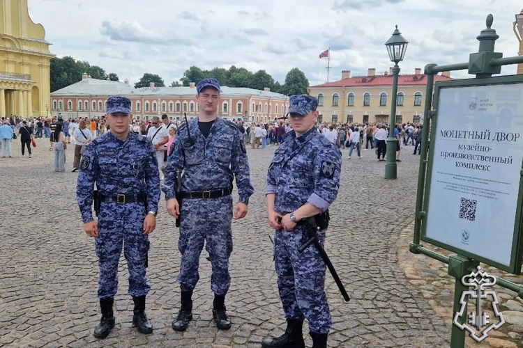   Росгвардейцы обеспечили безопасность на праздничных мероприятиях в честь Дня ВМФ в Санкт-Петербурге и Ленинградской области