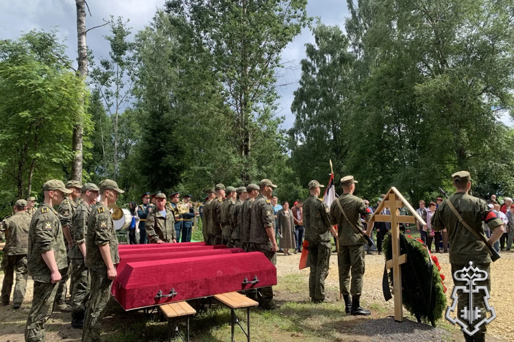 В Ленинградской области сотрудники Росгвардии приняли участие в церемонии перезахоронения останков воинов Красной армии – жертв лагеря «Дулаг-102»