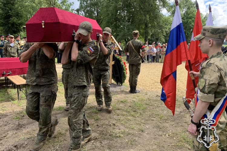 В Ленинградской области сотрудники Росгвардии приняли участие в церемонии перезахоронения останков воинов Красной армии – жертв лагеря «Дулаг-102»