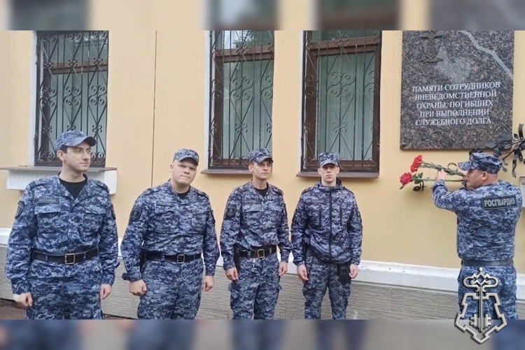 В Ленинградской области сотрудники вневедомственной охраны Росгвардии почтили память коллеги, погибшего при исполнении служебного долга.