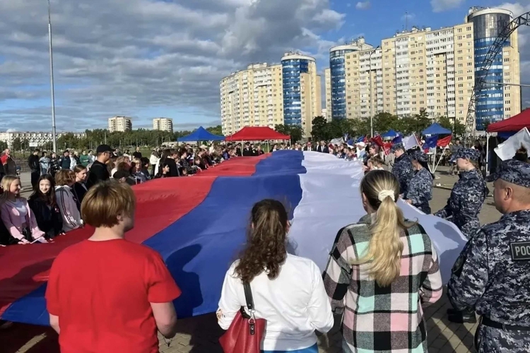 Росгвардейцы приняли участие в праздновании Дня Государственного флага в Санкт-Петербурге и Ленинградской области