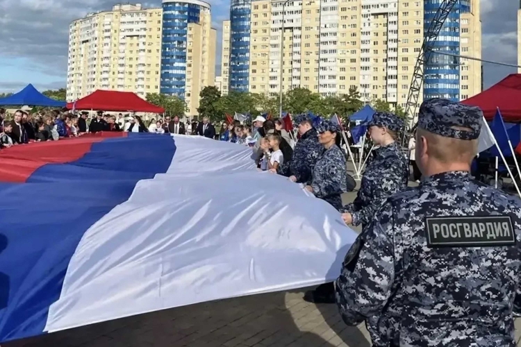 Росгвардейцы приняли участие в праздновании Дня Государственного флага в Санкт-Петербурге и Ленинградской области