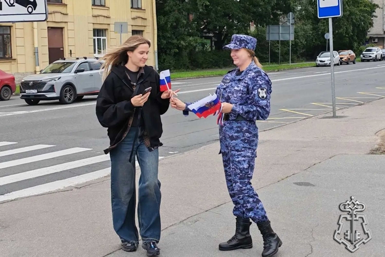 В Санкт-Петербурге сотрудники Росгвардии провели мероприятия ко Дню Государственного флага РФ