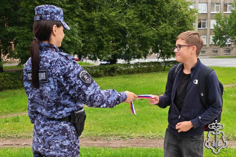 В Санкт-Петербурге сотрудники Росгвардии провели мероприятия ко Дню Государственного флага РФ