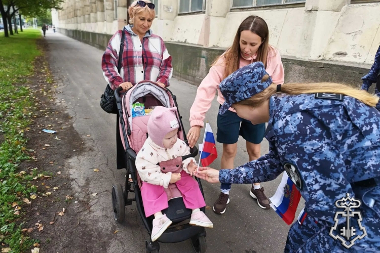 В Санкт-Петербурге сотрудники Росгвардии провели мероприятия ко Дню Государственного флага РФ