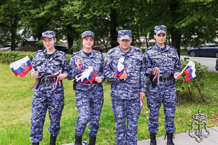В Санкт-Петербурге сотрудники Росгвардии провели мероприятия ко Дню Государственного флага РФ