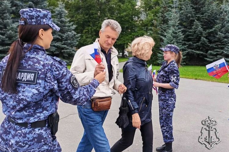 В Санкт-Петербурге сотрудники Росгвардии провели мероприятия ко Дню Государственного флага РФ