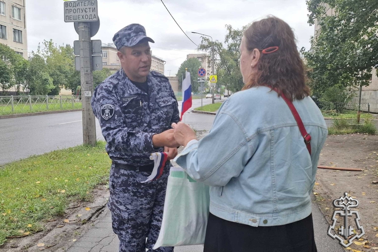В Санкт-Петербурге сотрудники Росгвардии провели мероприятия ко Дню Государственного флага РФ