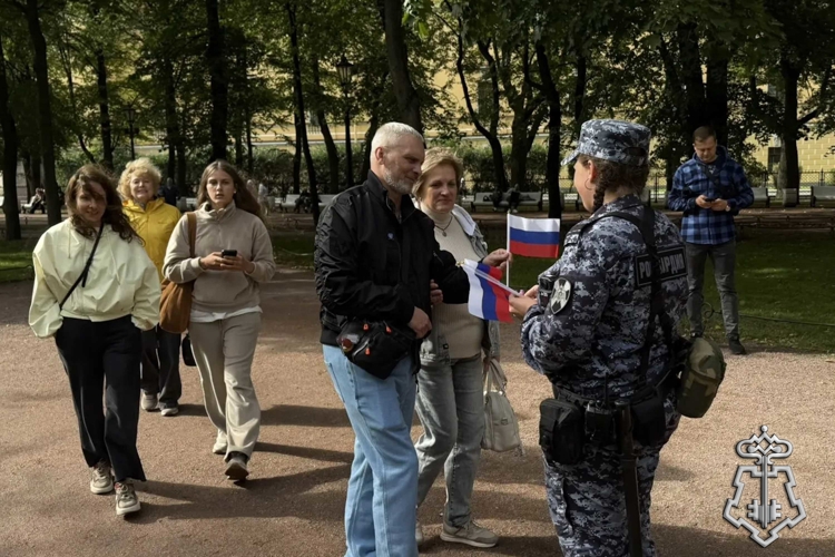 В Санкт-Петербурге сотрудники Росгвардии провели мероприятия ко Дню Государственного флага РФ