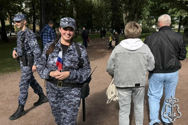 В Санкт-Петербурге сотрудники Росгвардии провели мероприятия ко Дню Государственного флага РФ