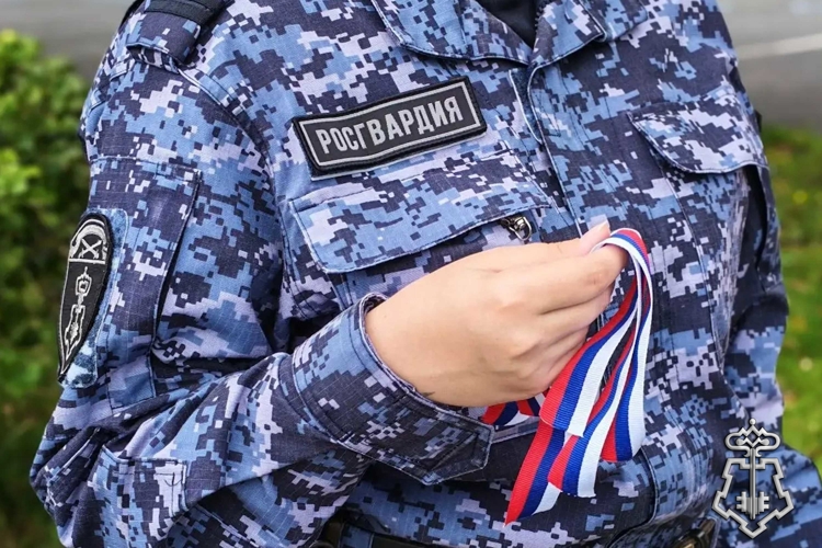 В Санкт-Петербурге сотрудники Росгвардии провели мероприятия ко Дню Государственного флага РФ