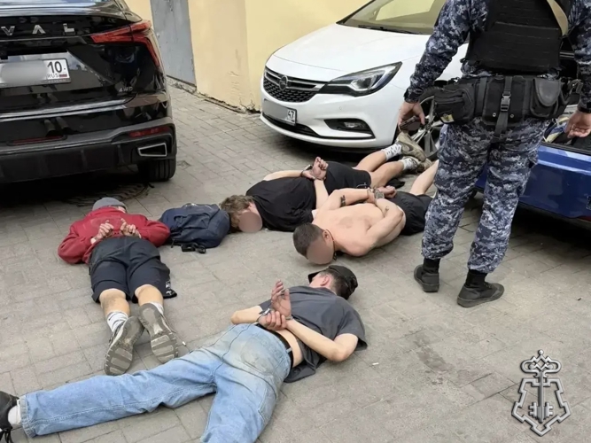 Росгвардейцы оперативно задержали хулигана, стрелявшего из пускового устройства рядом с жилыми домами в центре Санкт-Петербурга