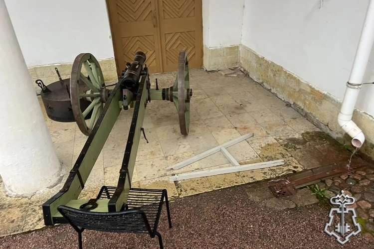 В Ленинградской области сотрудники Росгвардии задержали хулигана, проникшего на территорию дворца в Приоратском парке