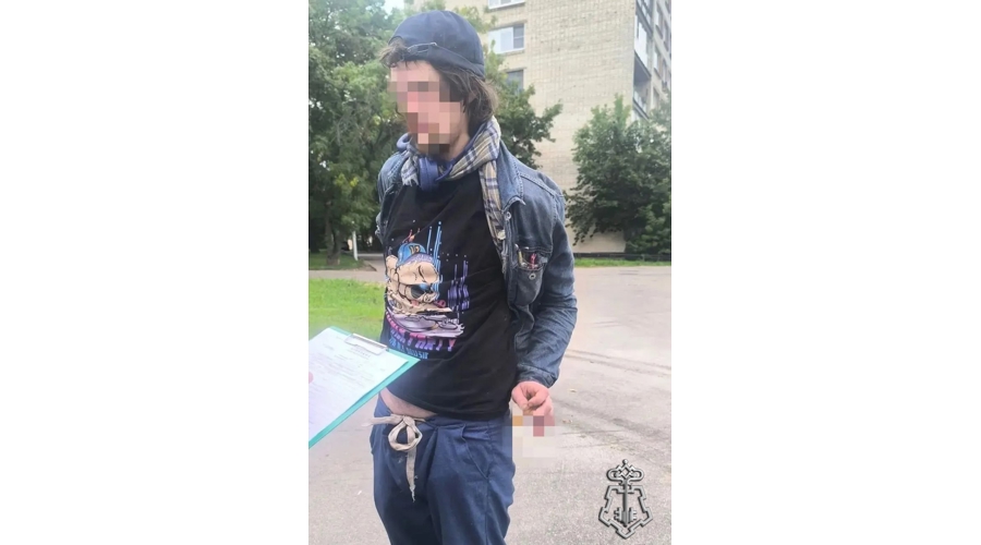 Петербургские росгвардейцы задержали вооруженного топором хулигана, повредившего модуль автобусной остановки 