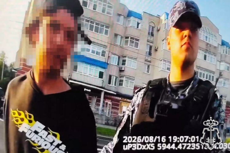 В городе Колпино росгвардейцы задержали вандала, рисовавшего на модуле остановки общественного транспорт