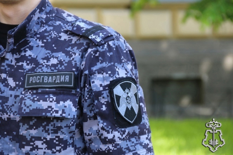 В Ленинградской области сотрудники Росгвардии оперативно задержали правонарушителей, угрожавших ножом мужчине
