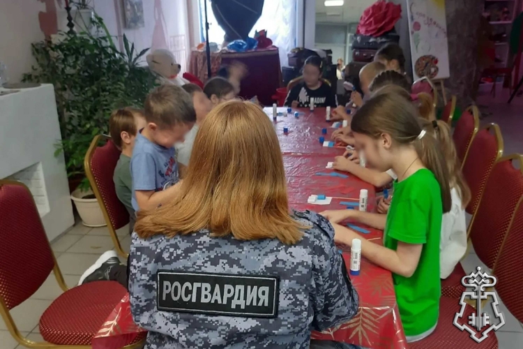 В Киришах росгвардейцы провели для воспитанников детского лагеря мероприятие ко Дню Государственного флага РФ