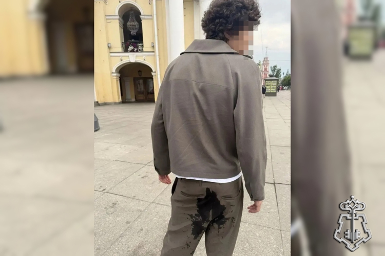 В центре Петербурга сотрудники Росгвардии задержали девушку, ранившую ножницами молодого человека на Невском проспекте