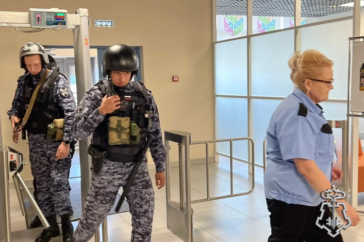 В Санкт-Петербурге и Ленинградской области сотрудники Росгвардии приняли участие во всероссийских учениях, прошедших на территории образовательных учреждений