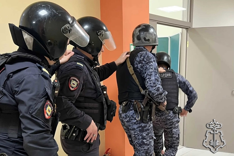 В Санкт-Петербурге и Ленинградской области сотрудники Росгвардии приняли участие во всероссийских учениях, прошедших на территории образовательных учреждений
