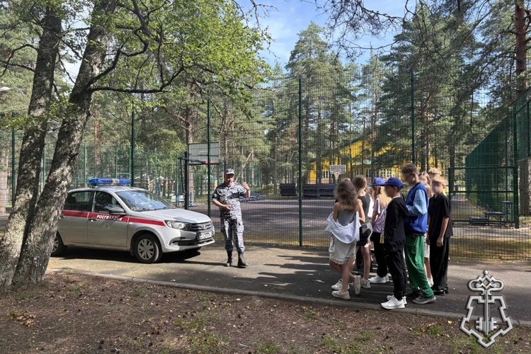В Санкт-Петербурге росгвардейцы провели урок безопасности для воспитанников лагеря «Дружных»