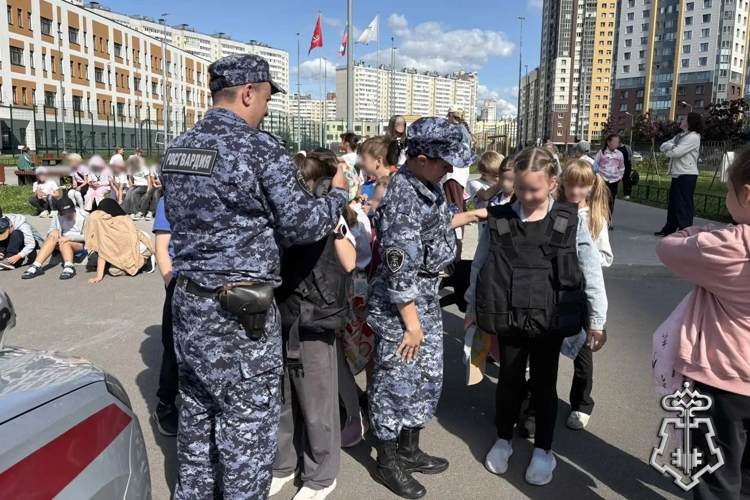 В Санкт-Петербурге сотрудники Росгвардии провели урок мужества для воспитанников школьного лагеря