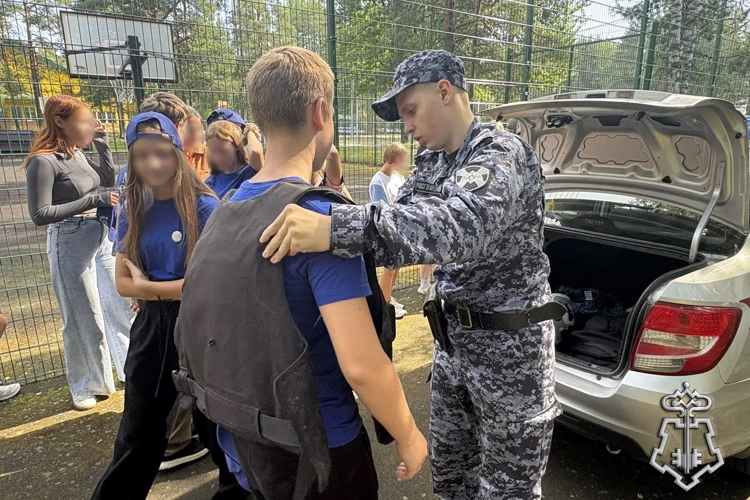 В Санкт-Петербурге росгвардейцы провели урок безопасности для воспитанников лагеря «Дружных»