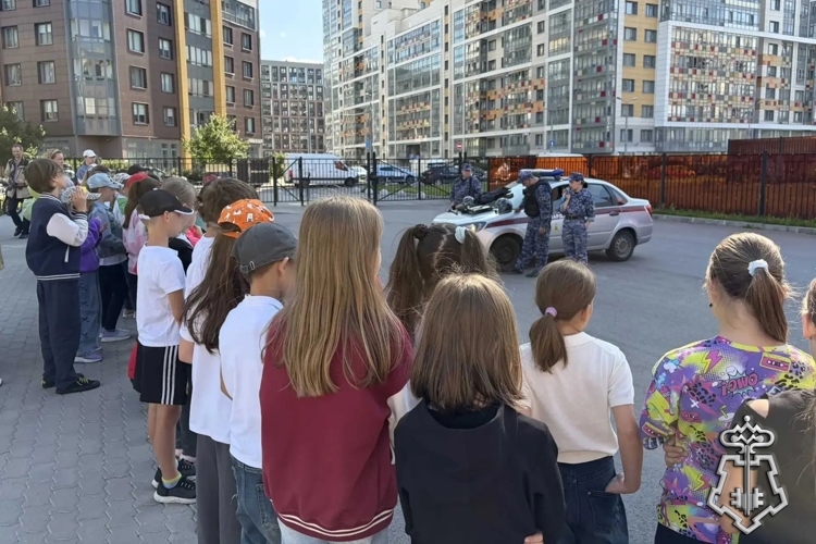 В Санкт-Петербурге сотрудники Росгвардии провели урок мужества для воспитанников школьного лагеря