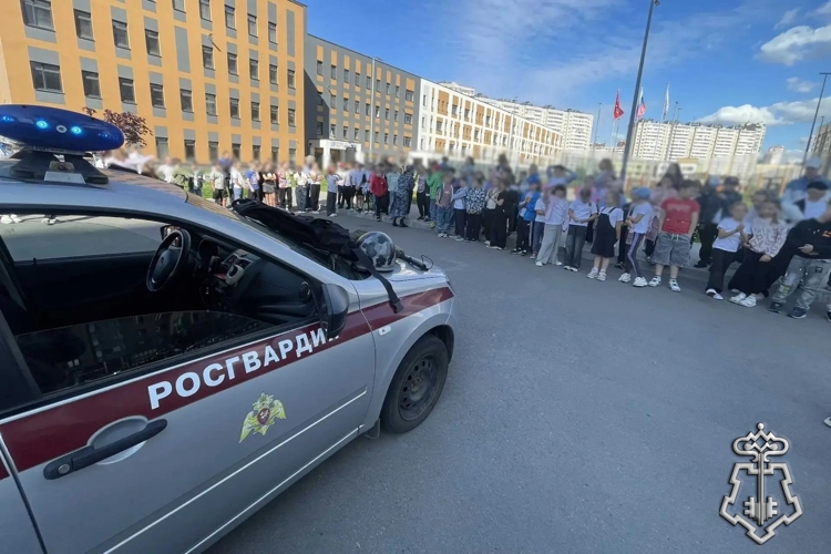 В Санкт-Петербурге сотрудники Росгвардии провели урок мужества для воспитанников школьного лагеря