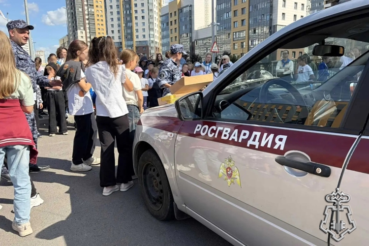 В Санкт-Петербурге сотрудники Росгвардии провели урок мужества для воспитанников школьного лагеря