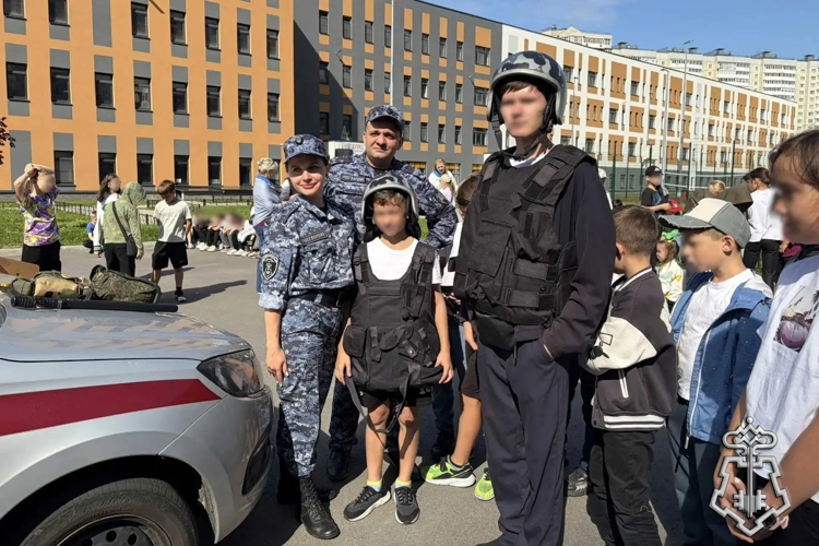 В Санкт-Петербурге сотрудники Росгвардии провели урок мужества для воспитанников школьного лагеря