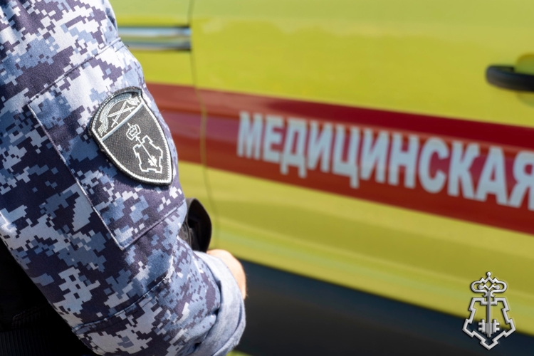 В центре Петербурга сотрудники Росгвардии задержали девушку, ранившую ножницами молодого человека на Невском проспекте